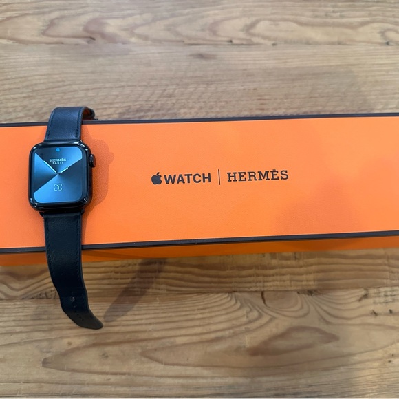 Hermes Noir Limited Edition Series 5 Apple Watch 40MM 650.00 $ - Picture 3 of 6